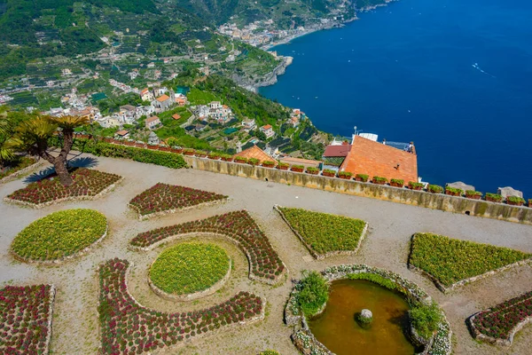 İtalya, Ravello 'daki Villa Rufolo' da renkli, simetrik bir bahçe..