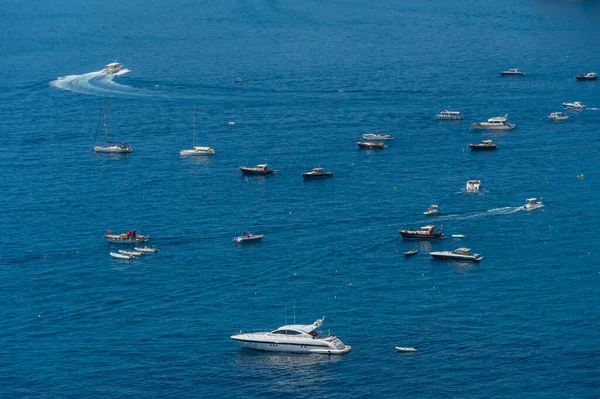 Positano sahilinde motorlu tekne, İtalya.