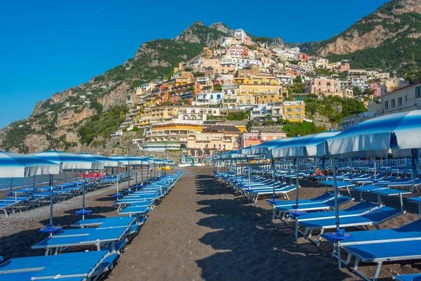 Sombrillas Azules Blancas Playa Positano Italia —  Fotos de Stock