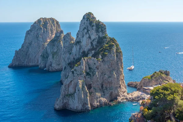 Faraglioni, İtalya 'nın Capri kıyısında sallanıyor..