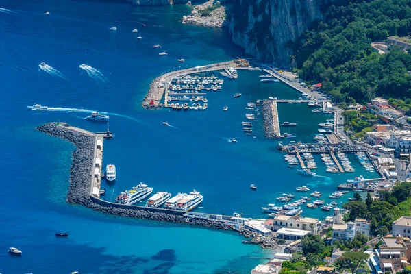 Marina Grande 'nin İtalyan adası Capri' deki hava manzarası..