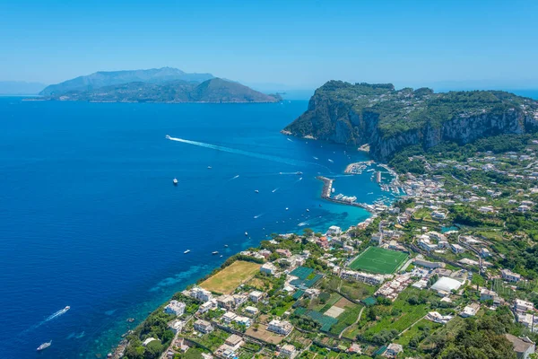 Marina Grande 'nin İtalyan adası Capri' deki hava manzarası..