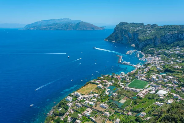 Marina Grande 'nin İtalyan adası Capri' deki hava manzarası..