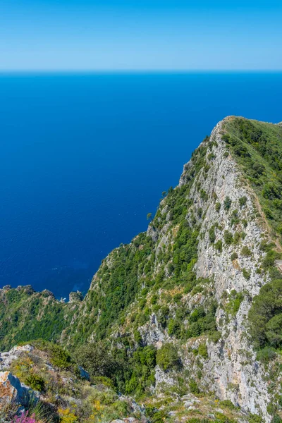 İtalyan adası Capri 'de Monte Solaro' nun altındaki kayalıklar.