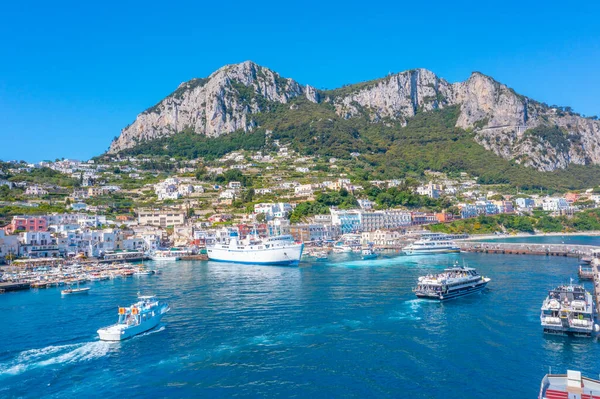 Monte Solaro, İtalya Capri 'deki Marina Grande' ye bakıyor..