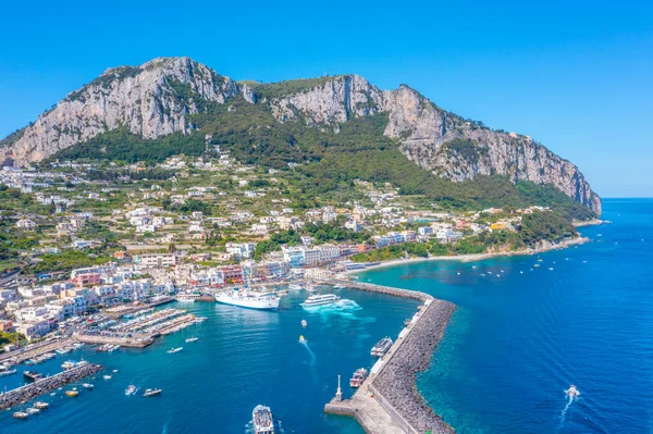 Monte Solaro, İtalya Capri 'deki Marina Grande' ye bakıyor..