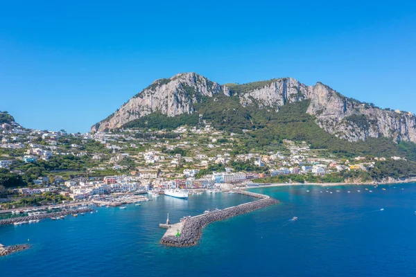 Monte Solaro, İtalya Capri 'deki Marina Grande' ye bakıyor..
