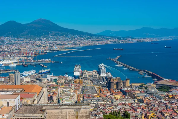 Napoli Körfezi manzarası Vezüv yanardağının egemenliğinde..