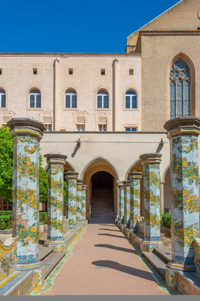 Színes Oszlopok Nápolyi Santa Chiara Kolostorban Olaszországban — Stock Fotó