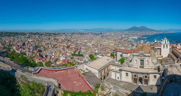 Panoraamanäkymä Napolinlahdelle Certosan Luostarin Takana — kuvapankkivalokuva