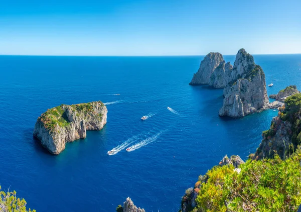 Faraglioni, İtalya 'nın Capri kıyısında sallanıyor..