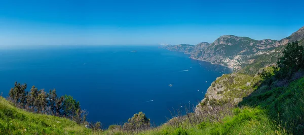 从意大利Sentiero Degli Dei远足小径看Costiera Amalfitana海岸线的自然景观 — 图库照片