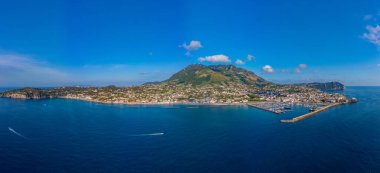 Monte Epomeo İtalyan şehri üzerinde Ischia adasında.