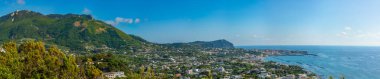 Monte Epomeo İtalyan şehri üzerinde Ischia adasında.