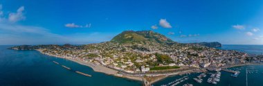 Monte Epomeo İtalyan şehri üzerinde Ischia adasında.