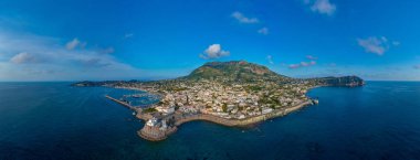 Monte Epomeo İtalyan şehri üzerinde Ischia adasında.