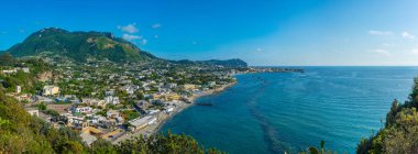 İtalyan şehri manzarası Ischia Adası 'ndaki Forio.