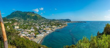 İtalyan şehri manzarası Ischia Adası 'ndaki Forio.