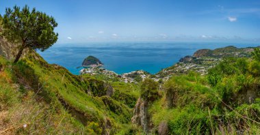 İtalya 'nın Ischia adasındaki Sant' Angelo kasabasının panoraması.