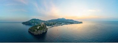 İtalya 'nın Ischia Adası ve Castello Aragonese manzarası.