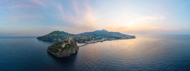 İtalya 'nın Ischia Adası ve Castello Aragonese manzarası.