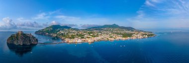 İtalya 'nın Ischia Adası ve Castello Aragonese manzarası.