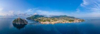 İtalya 'nın Ischia Adası ve Castello Aragonese manzarası.