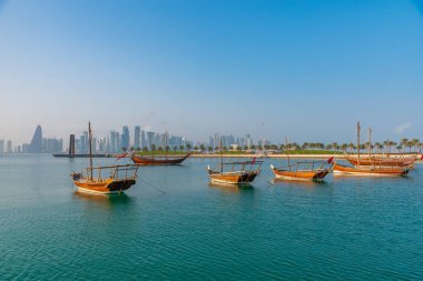 Katar 'da Doha' nın ufuk çizgisi ile geleneksel dhows.