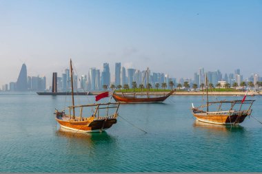 Katar 'da Doha' nın ufuk çizgisi ile geleneksel dhows.