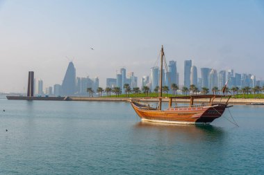 Katar 'da Doha' nın ufuk çizgisi ile geleneksel dhows.
