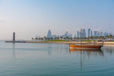 Katar 'da Doha' nın ufuk çizgisi ile geleneksel dhows.