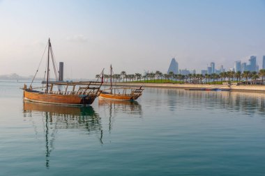 Katar 'da Doha' nın ufuk çizgisi ile geleneksel dhows.