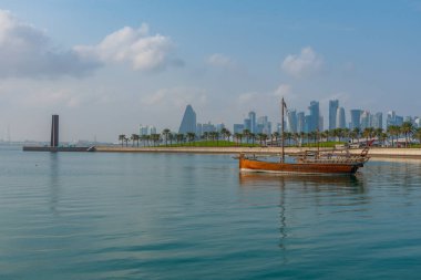 Katar 'da Doha' nın ufuk çizgisi ile geleneksel dhows.