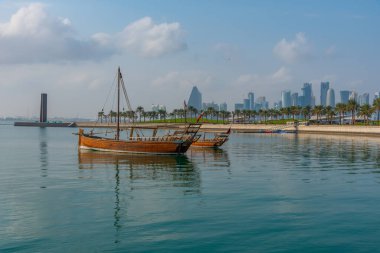 Katar 'da Doha' nın ufuk çizgisi ile geleneksel dhows.