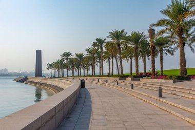 Doha, Katar 'da gezinti güvertesi olan sahil parkı.