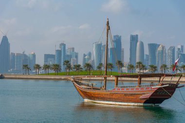 Katar 'da Doha' nın ufuk çizgisi ile geleneksel dhows.