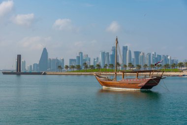 Katar 'da Doha' nın ufuk çizgisi ile geleneksel dhows.