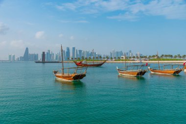 Katar 'da Doha' nın ufuk çizgisi ile geleneksel dhows.