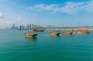 Katar 'da Doha' nın ufuk çizgisi ile geleneksel dhows.