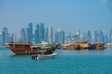 Katar 'da Doha' nın ufuk çizgisi ile geleneksel dhows.