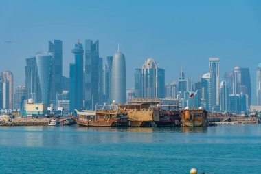 Katar 'da Doha' nın ufuk çizgisi ile geleneksel dhows.