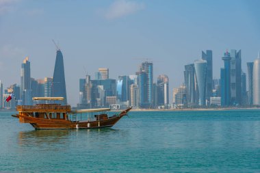 Katar 'da Doha' nın ufuk çizgisi ile geleneksel dhows.
