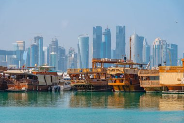 Katar 'da Doha' nın ufuk çizgisi ile geleneksel dhows.