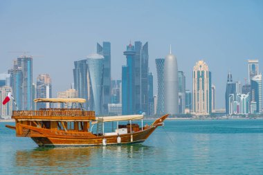 Katar 'da Doha' nın ufuk çizgisi ile geleneksel dhows.