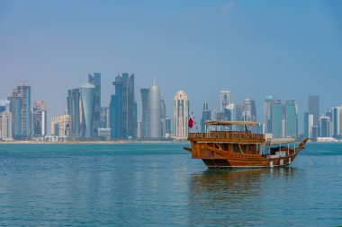 Katar 'da Doha' nın ufuk çizgisi ile geleneksel dhows.