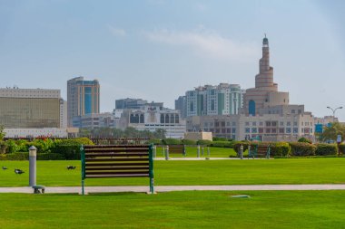 Katar 'ın Doha kentindeki Souq waqif parkından Fanar Mescidi camisi ve geleneksel pazar manzarası.