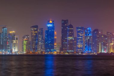 Katar 'ın başkenti Doha' nın ufuk çizgisi gece görüşü.
