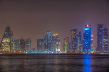 Katar 'ın başkenti Doha' nın ufuk çizgisi gece görüşü.