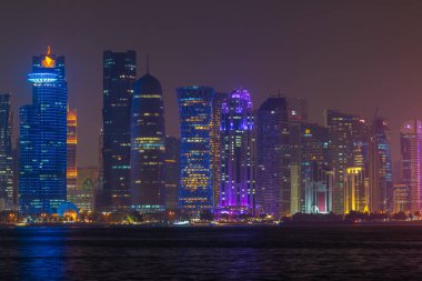 Katar 'ın başkenti Doha' nın ufuk çizgisi gece görüşü.