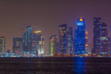 Katar 'ın başkenti Doha' nın ufuk çizgisi gece görüşü.